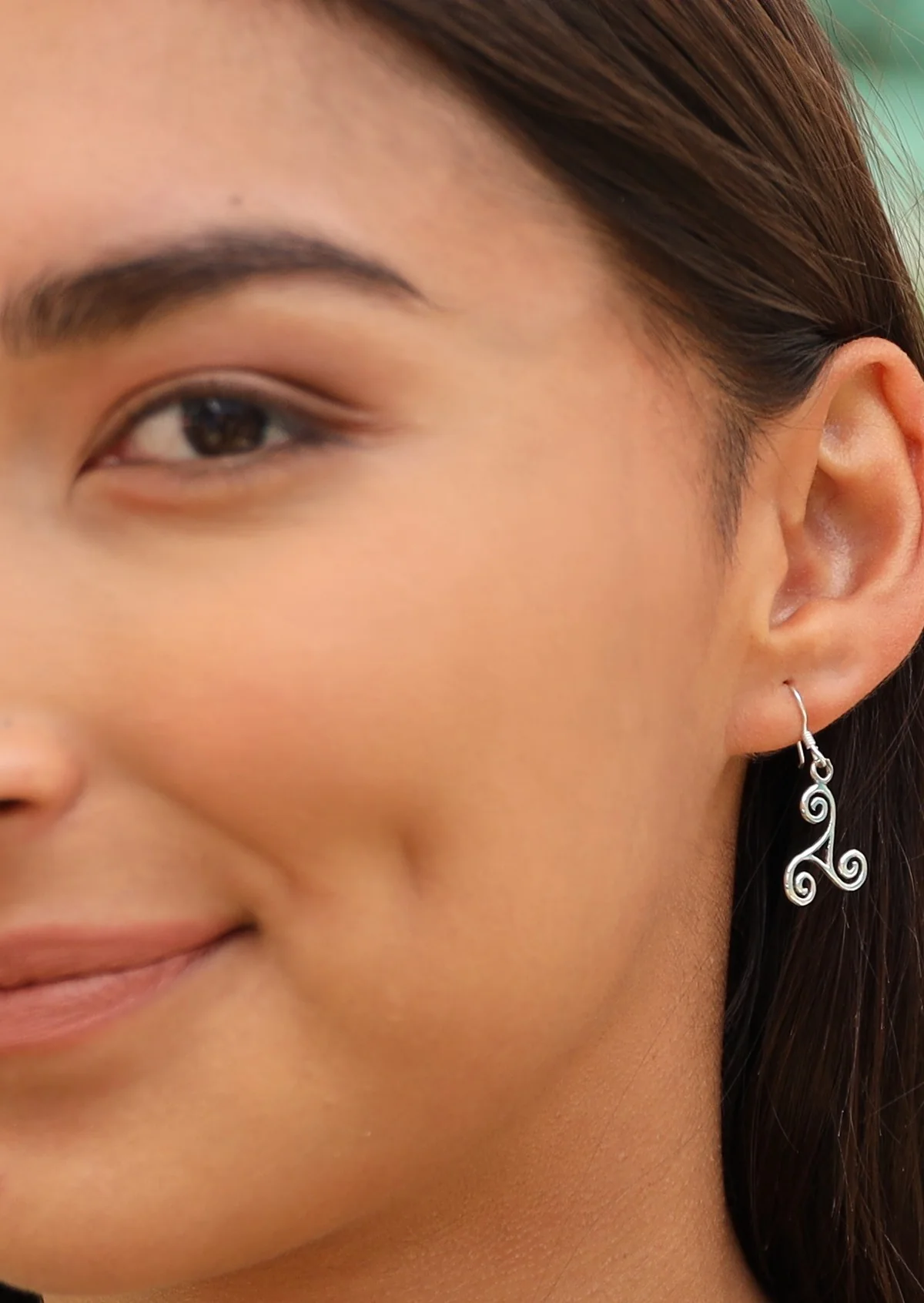 Triskele Sleek Silver Earrings - Fuchesia